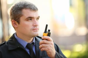 Полный гид по постовой охране: необходимость, требования и рекомендации для найма охранников