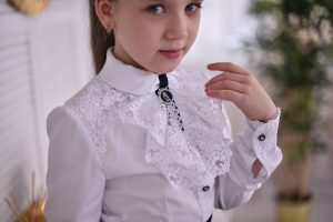 Как выбрать блузку в школу для девочки? Какие фасоны сейчас в моде?