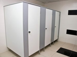 Сантехнические перегородки: назначение, применение и преимущества