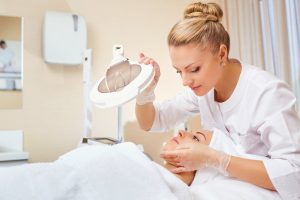 Кто такой косметолог? Как им стать? Какие курсы необходимо пройти?